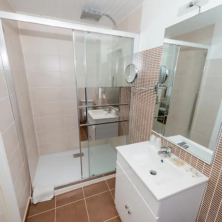 Отель Du Levant Кастеллан